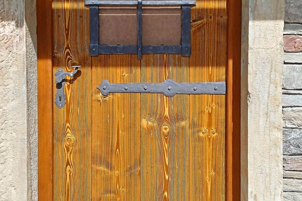 restaurované exteriérové dveře
